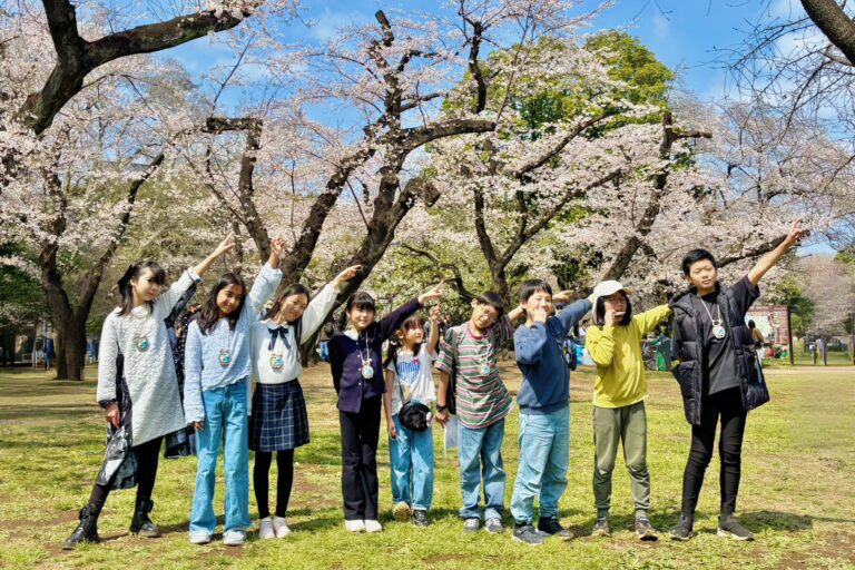 ペンダントをつけて集まったEarth Saverのみんな（東京JCネイチャーポジティブツアー・新宿御苑）