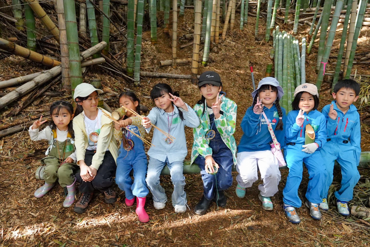 竹に座る子どもたち